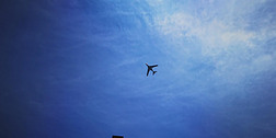 4K中国西安世界园艺博览会园区天空的飞机视频