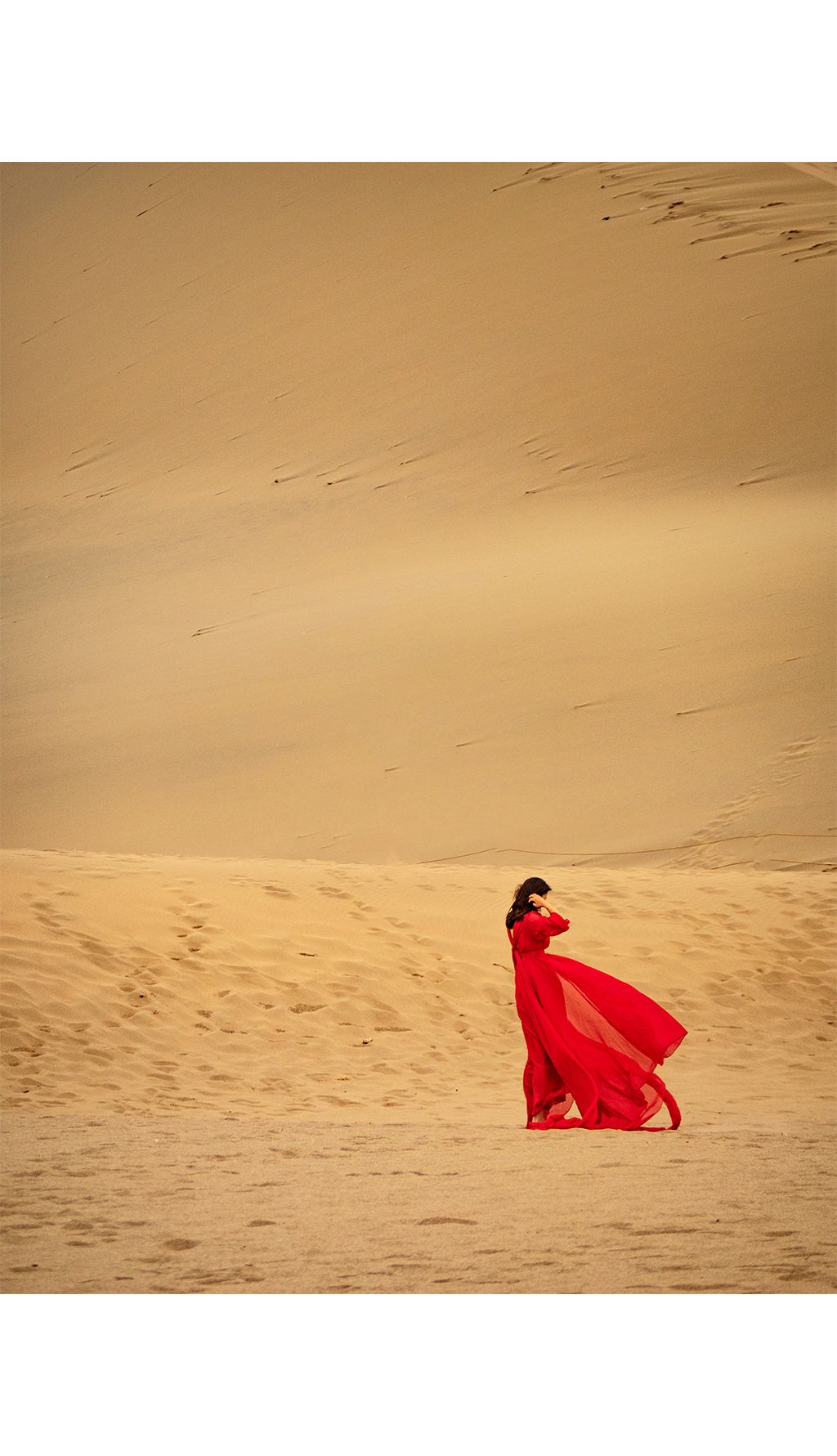 敦煌沙漠红裙女孩背影美景