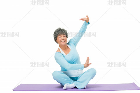 老年女人坐在瑜伽垫上