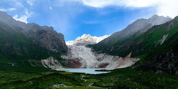 布加雪山晴朗天气航拍湖面山谷