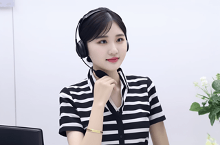 现代办公室中的女性客服代表头戴耳机时尚的中国朋克风格