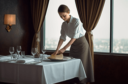 酒店服务人员整理餐具图片下载高清摄影图