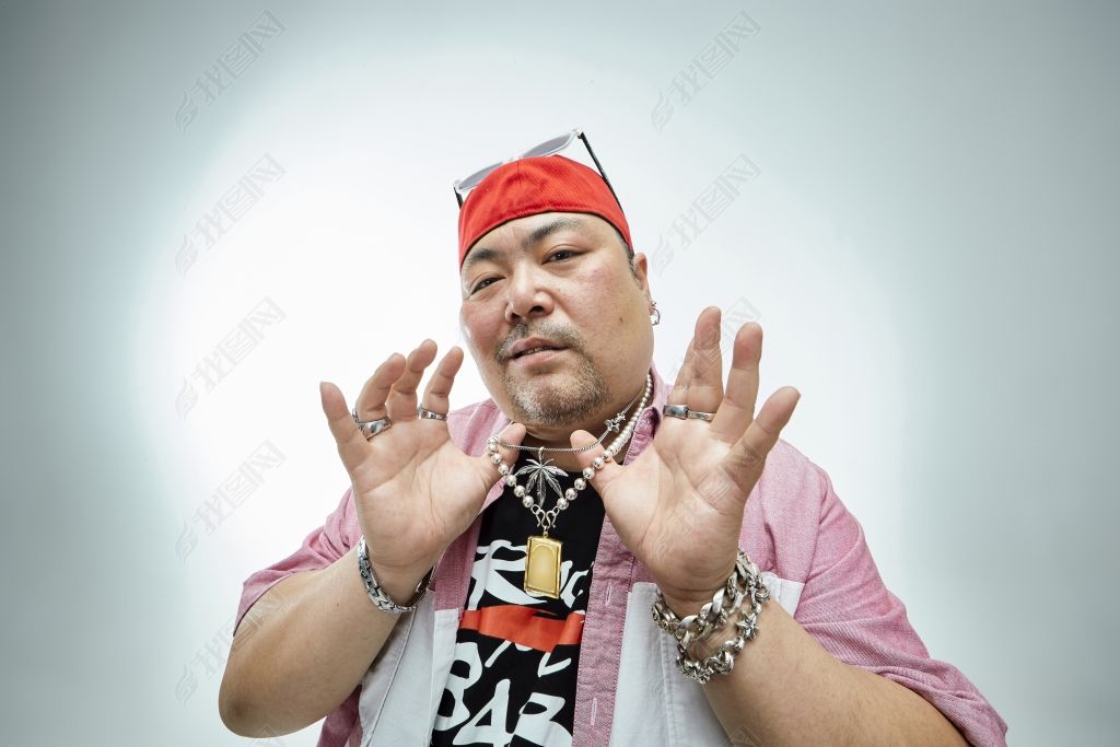 原创壮硕的亚洲男性说唱嘻哈歌手人像肖像