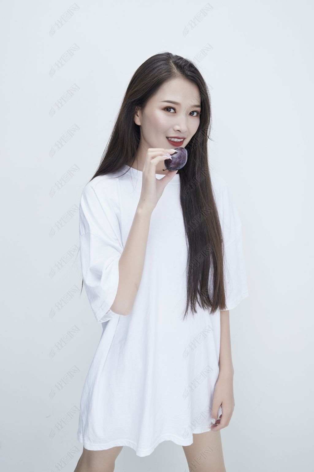 吃西梅的身穿白色长t血衬衫的长发少女人像下载-编号34498222-人物