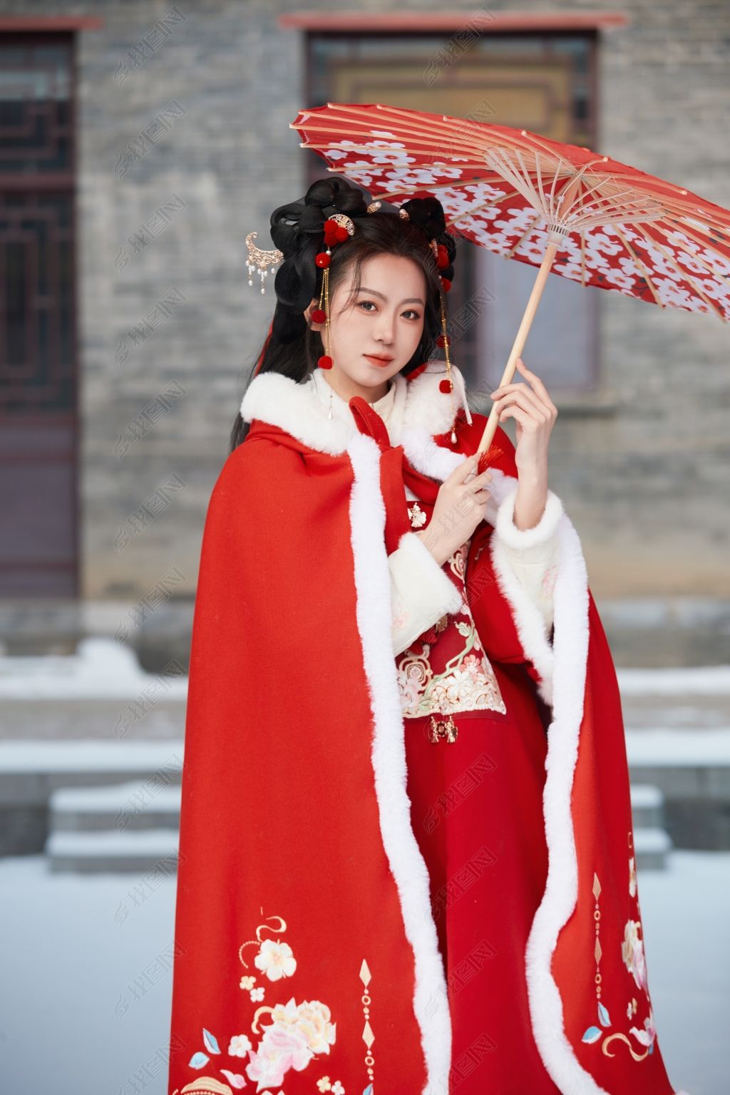 原创雪天户外身穿中式红色汉服的亚洲少女-版权可商用