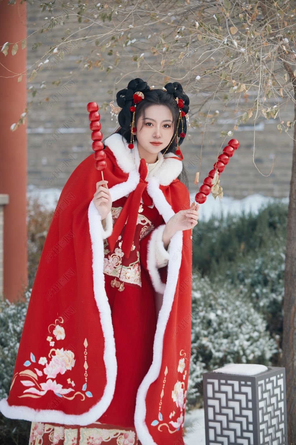 原创雪天户外身穿中式红色汉服的亚洲少女-版权可商用