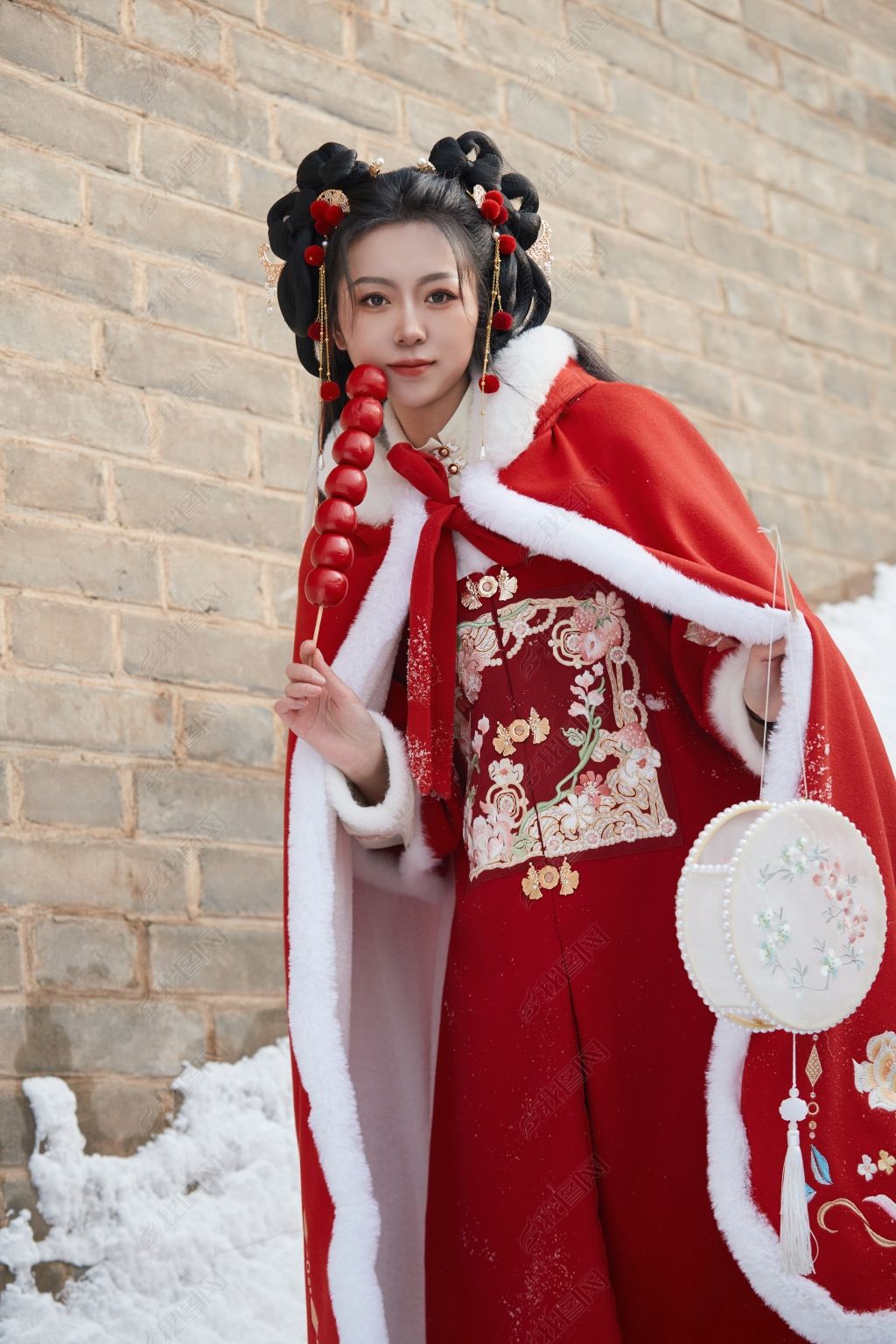 原创雪天户外身穿中式红色汉服的亚洲少女-版权可商用