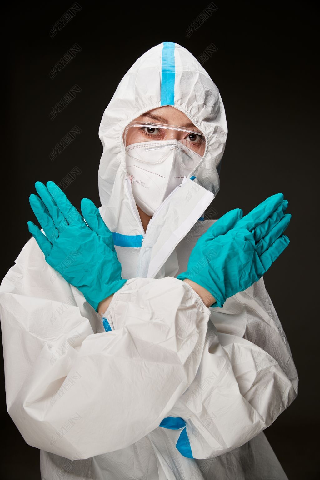 原创穿白色防护服佩戴护目镜口罩的防疫人员-版权可商用