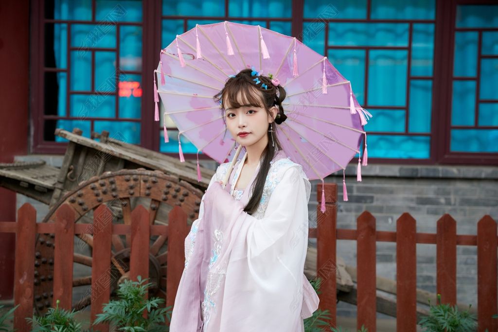 原创穿古装汉服手持工艺伞的东方美少女-版权可商用