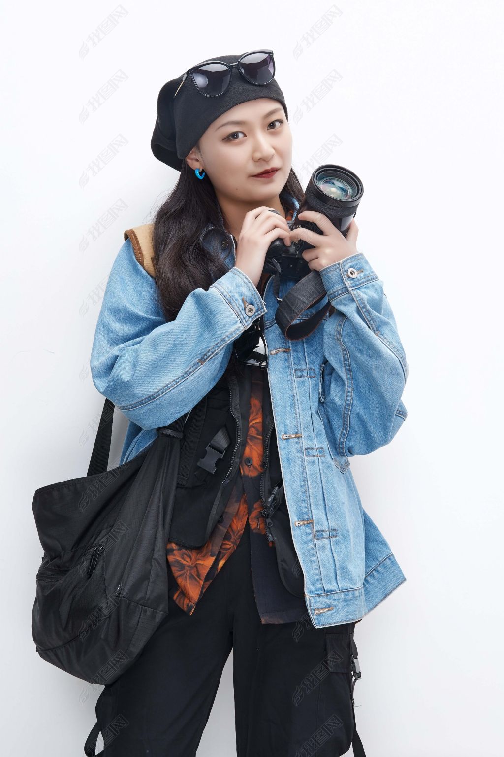 原创出门旅行手上拿着单反相机的美丽亚洲女孩