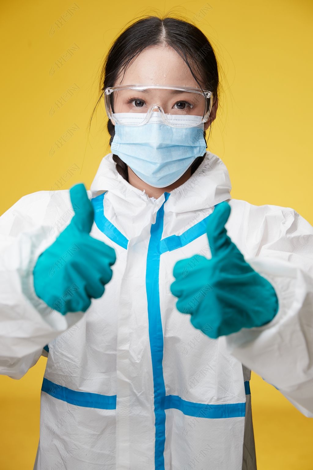 原创穿白色防护服佩戴护目镜口罩的防疫人员-版权可商用