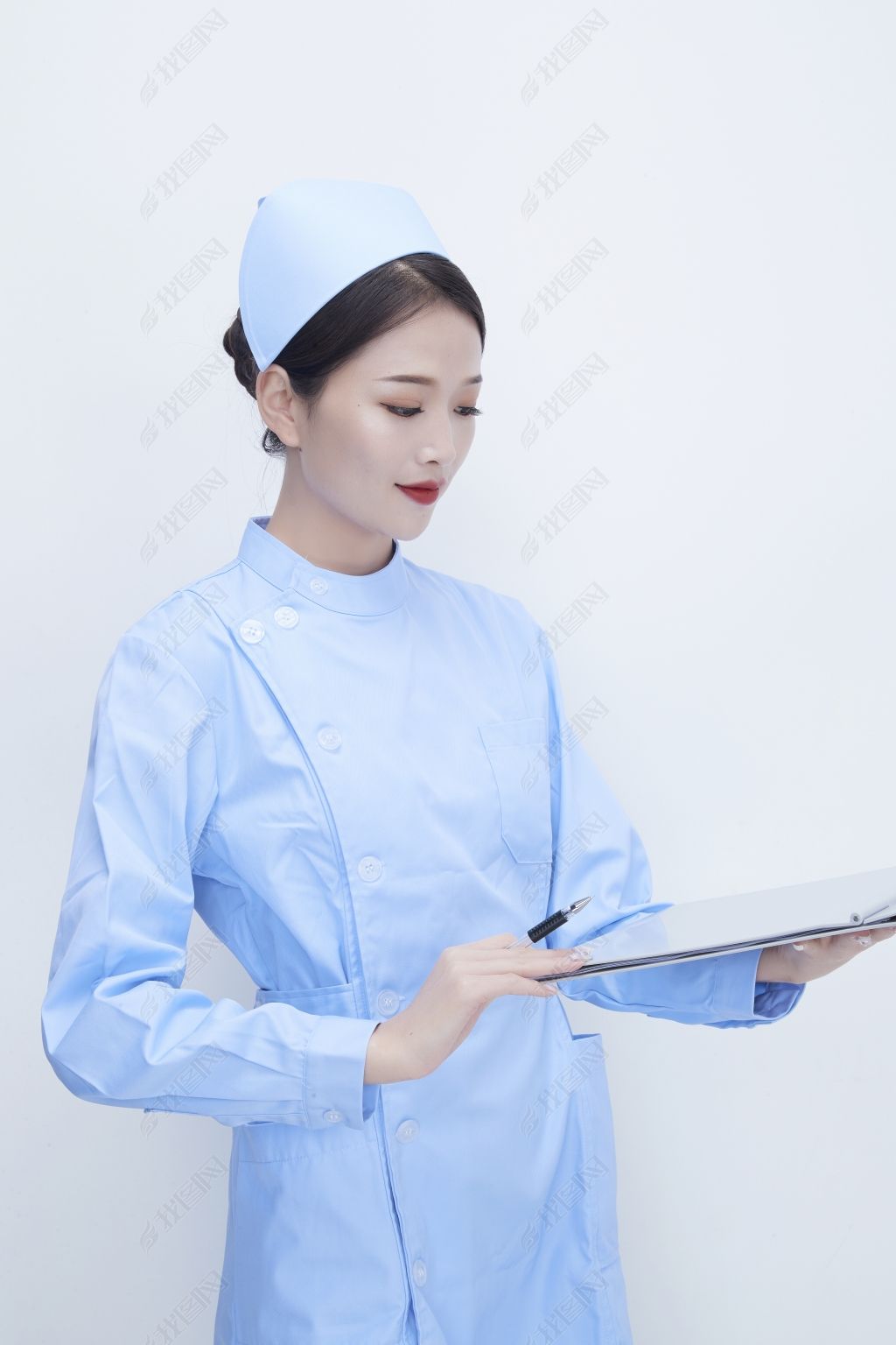 原创白背景里穿蓝色护士服手持病历夹的美女护士版权可商用