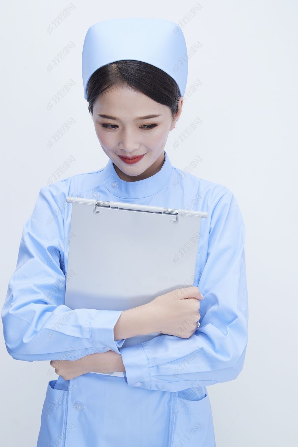 原创白背景里穿蓝色护士服手持病历夹的美女护士