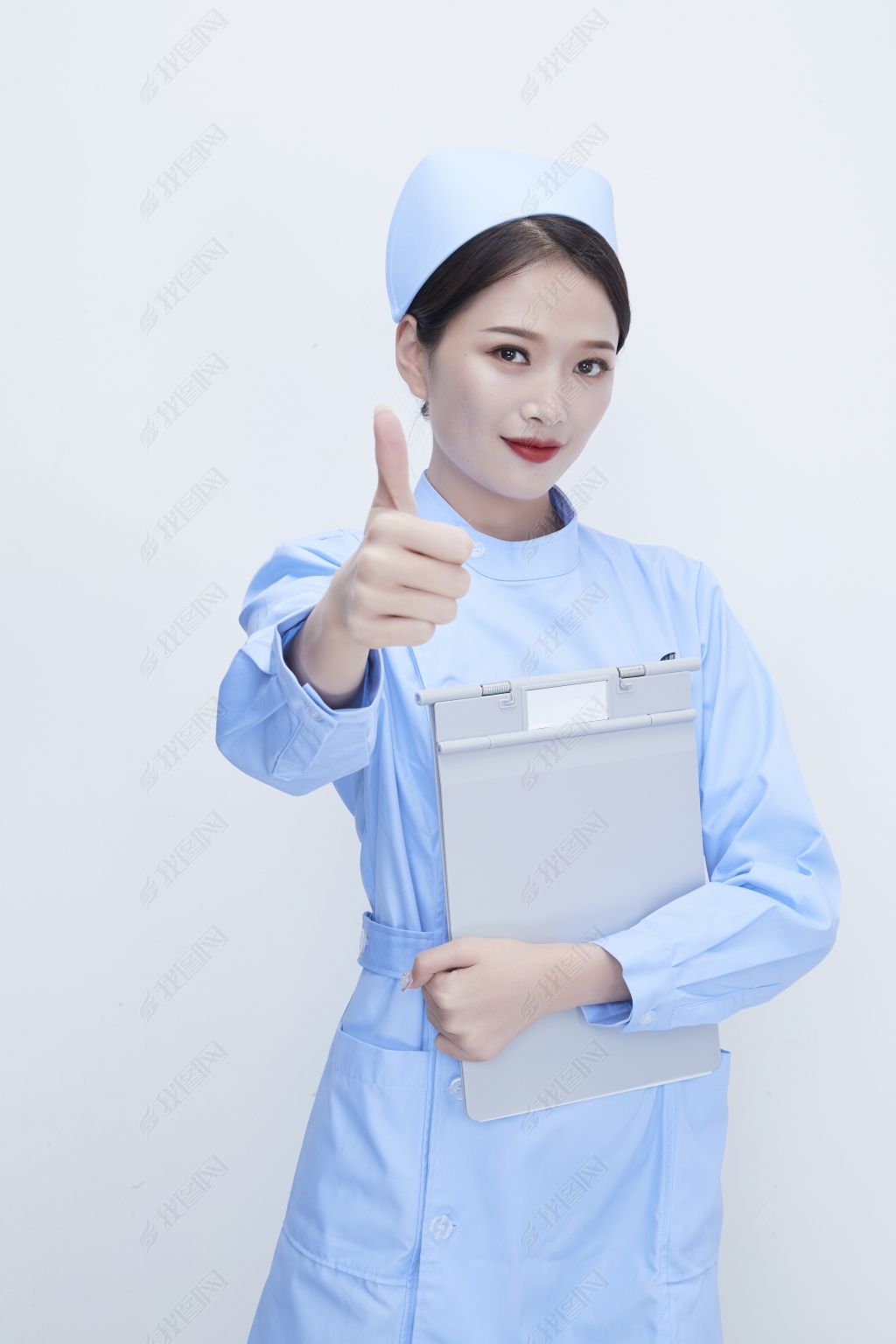 原创白背景里穿蓝色护士服手持病历夹的美女护士-版权可商用