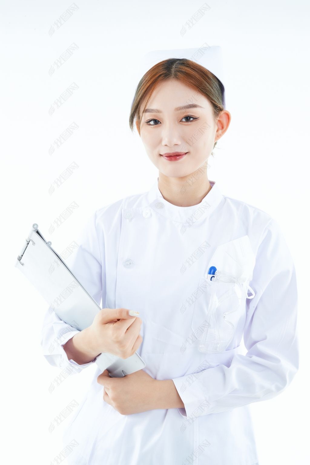 原创白背景里穿护士服手持病历夹的美女护士-版权可商用