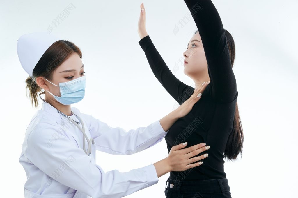 原创年轻的女性医护人员为患者进行胸部检查-版权可商用