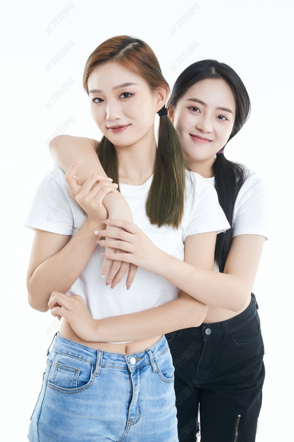 原创影棚拍摄白色背景的可爱闺蜜少女-版权可商用