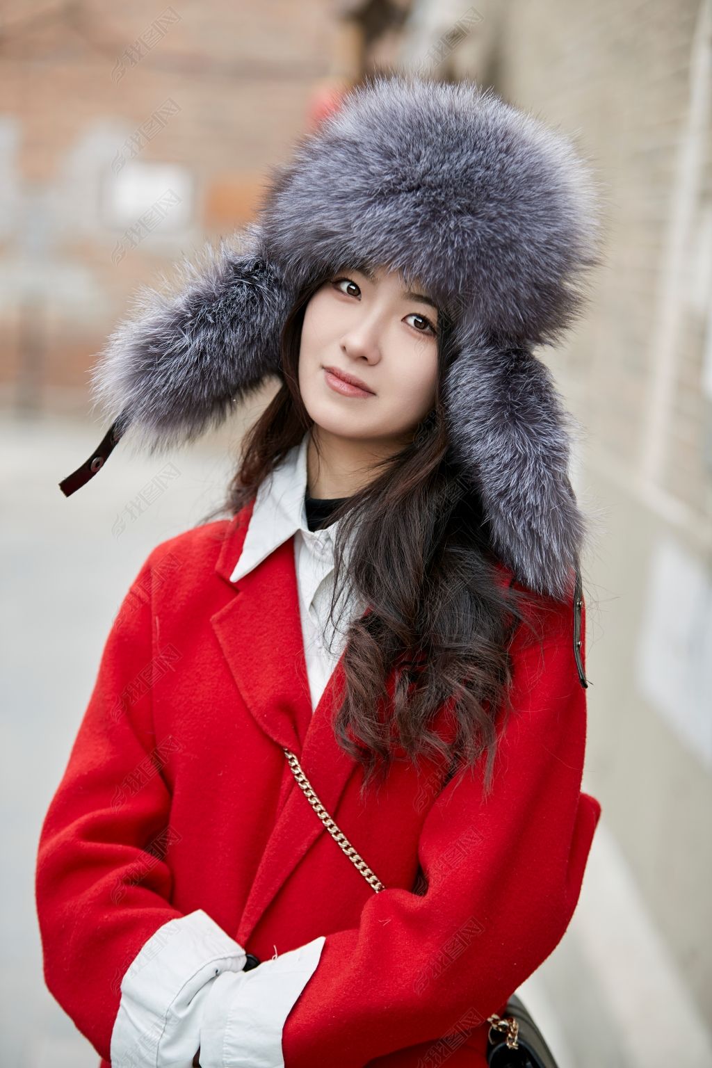 春节在老城古巷穿着喜庆服饰的美丽少女下载-编号34529723-人物情感