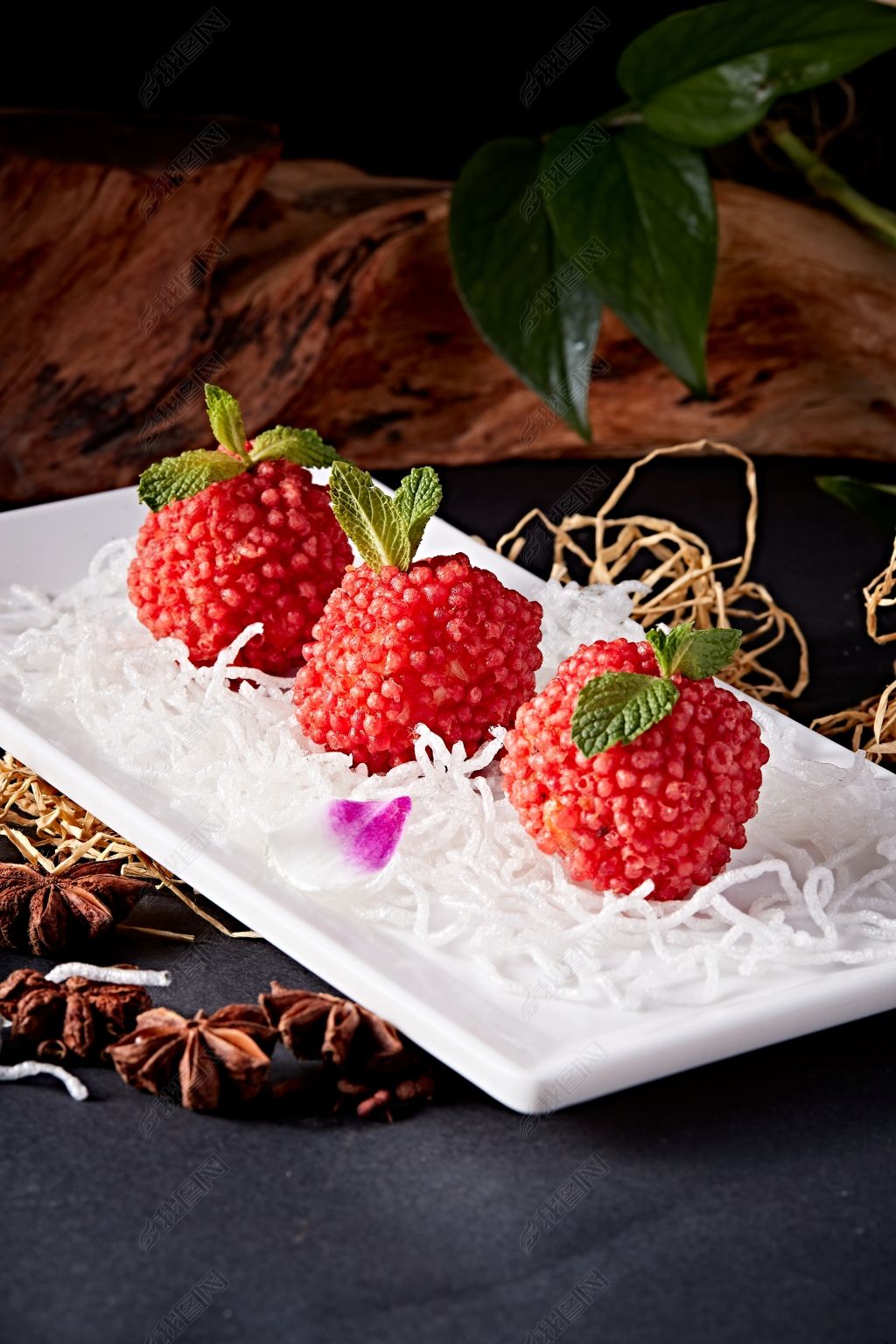 原创白瓷盘装的精美摆盘的荔枝大虾球