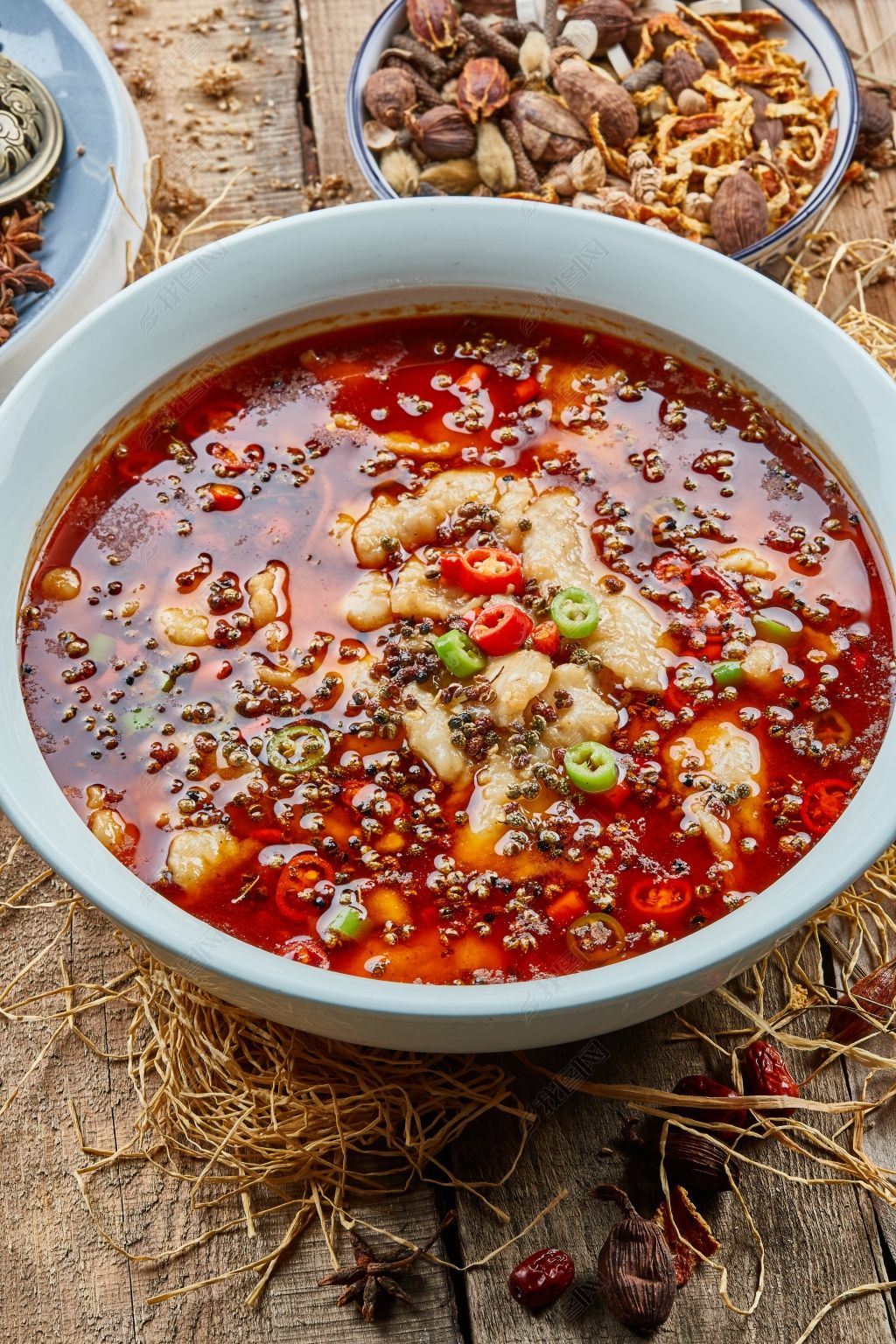 原创青瓷盆装的川味香辣水煮龙利鱼