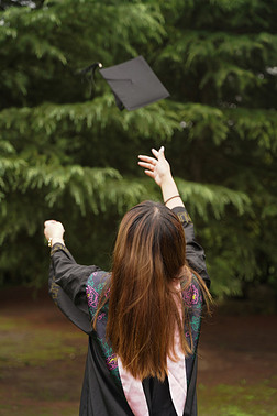 扔帽子摄影图|学校扔帽子的女学生背影