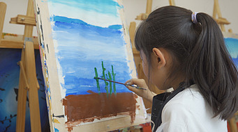 4K实拍室内儿童教育美术画画