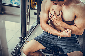 健身房肌肉男士探索胸肌健美运动