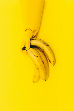 大胆创意摄影图|手拿手套夹着香蕉.黄色概念