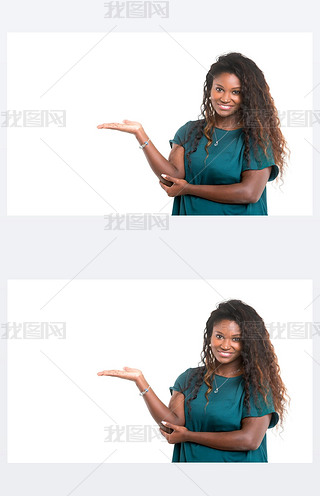 画鄙视手势复制摄影图|非洲女人展示您的产品
