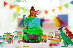 孩子们的生日派对恐龙主题层蛋糕。儿童活动。恐龙装饰主题庆祝活动.