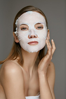 面膜。妇女使用面皮的表膜护理