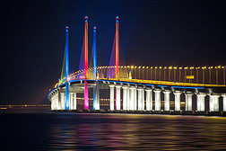 第二槟城大桥夜景亮起来，乔治城槟城，马来西亚