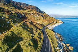 北爱尔兰东海岸和铜锣湾海岸公路（英语：Causeway coastal Route）a Antrim Coast Road A2 。欧洲风景最优美的沿海公路之一。冬季的空中景观
