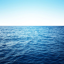 蓝海波涛汹涌蓝天清澈