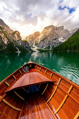 λյ޶DolomitesɽBraiesҲΪPragser WildseeLago di Braies ĵطɽе͵ľԶ㼰̽.