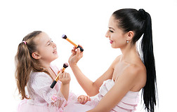 快乐充满爱的家庭。母亲和女儿是做你的化妆和乐趣.