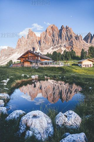 ͵ĸɽ羰,ʵɽ,ľƵСݺ͸ɽĺˮ.Geisler -ʱOdle, Alto Adige, Dolomites, Italy, Europe