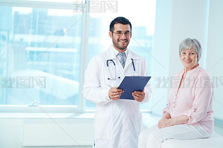 doctor with clipboard and patient