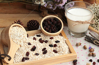 Oat flakes with currant dried fruit and milk