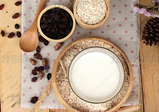 Oat flakes with currant dried fruit and milk