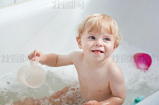 Little baby boy hing bath