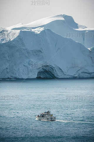 ڸIlulissatֺͨıˮ ɽ֮һС ƯıɽѲ. 洬ƽͨ