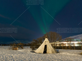 tradycyjne sami skry reniferw namioty (laposkie jurty) w Norwegii, w regionie troms