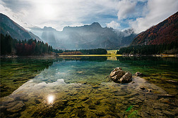 美丽的风景在拉戈迪芙辛以晶莹清澈的水和万加山为背景。意大利北部Fusine湖的秋天风景-阿尔卑斯山-欧洲