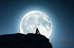  孤独的女孩独自坐在悬崖上, 看着月光下的3d 渲染