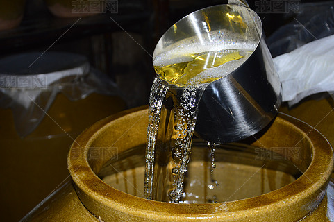 茅台镇酱香白酒实拍,老酒出坛,酱香白酒酒花