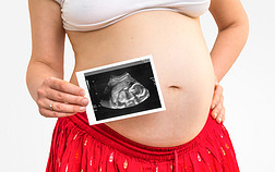 孕妇和超声与宝宝的肚子
