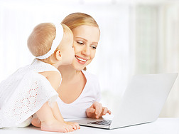 妈妈和宝宝在家里使用便携式计算机