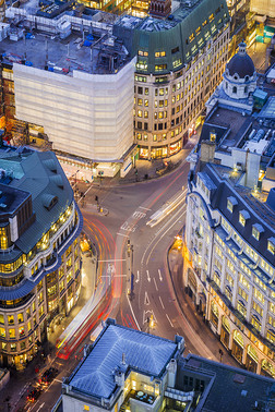 在蓝色小时-英格兰，英国伦敦市中心一个繁忙街道的鸟瞰图