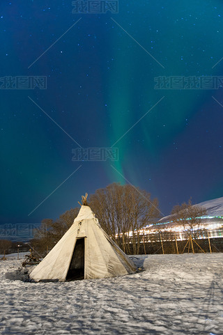 tradycyjne sami skry reniferw namioty (laposkie jurty) w Norwegii, w regionie troms